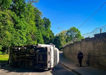 Перекинулась вантажівка. У Львові перекрита дорога на Високий замок