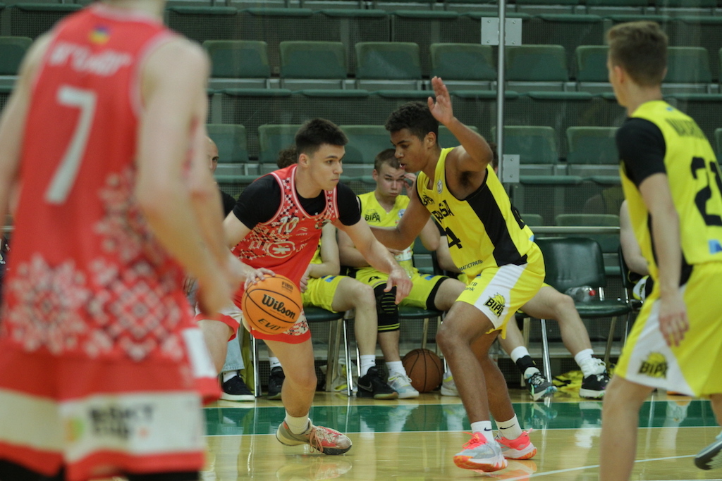 СумДУ переміг одеську БІПУ в Южному: фотогалерея матчу Молодіжної ліги