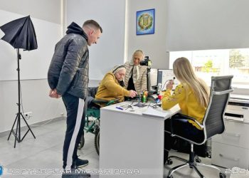 У Чорткові 90-річній бабці зробили закордонний паспорт