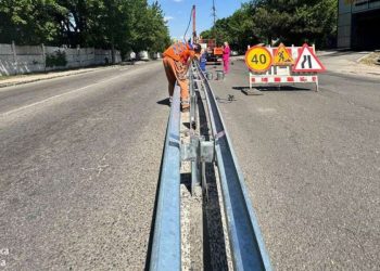 У Дніпрі на Космічній встановлюють колесовідбійний брус | АВТО НОВИНИ |