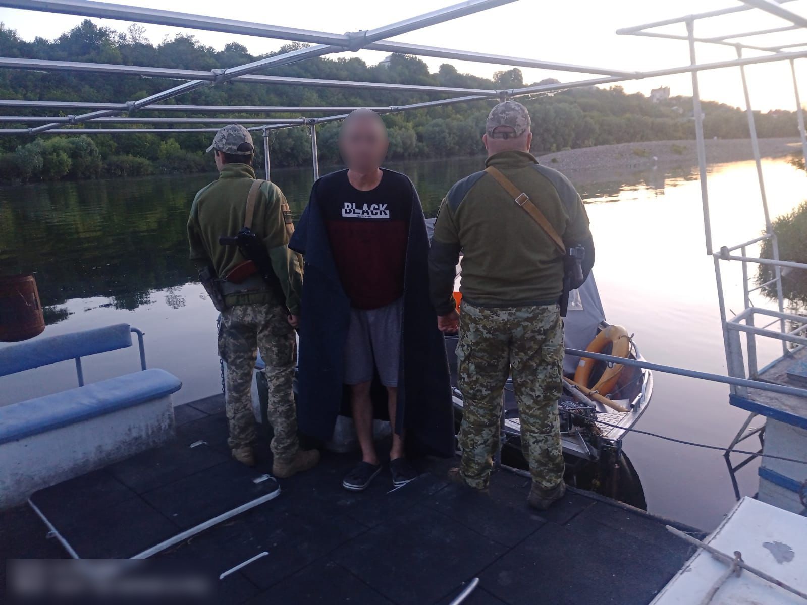 Новости Днепра про В Украине пограничники задержали аквамена, пытавшегося доплыть к любимой через Днестр