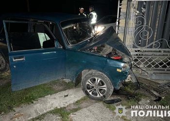 ДТП на Тернопільщині: ВАЗ влетів у ворота подвір’я