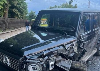 ДТП у Львові: нетверезий водій Mercedes Benz зіткнувся з маршруткою