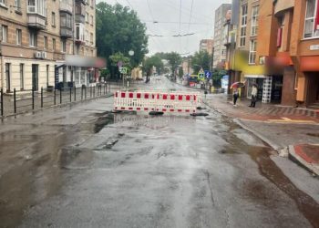 Яма на Острозького – вулиця повністю перекрита