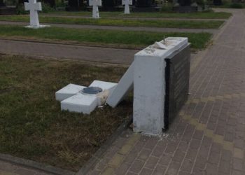 На Микулинецькому цвинтарі невідомі знищили один із хрестів