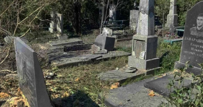 Пошкоджені могили на херсонському кладовищі / Херсонська МВА