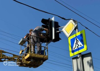 Світлофори в Дніпрі регулярно проходять технічне обслуговування | АВТО НОВИНИ |