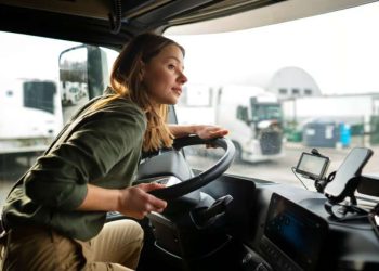 Водити автобуси та вантажівки навчатимуть жінок в Україні | АВТО НОВИНИ |