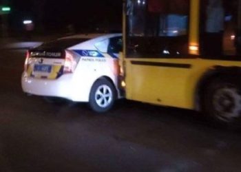 Автобус самовільно в’їхав в поліцейське авто: водія оштрафували