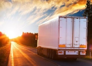 Деяким вантажівкам заборонили рухатися дорогами при високій температурі повітря