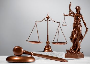 Роль адвокатів у суспільстві: важливість юридичних послуг