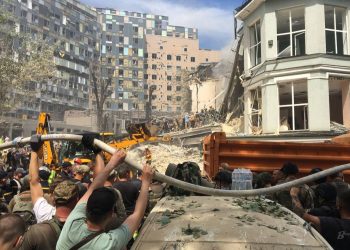 Из-под завалов Охматдета достали двоих детей и их маму – Дніпро