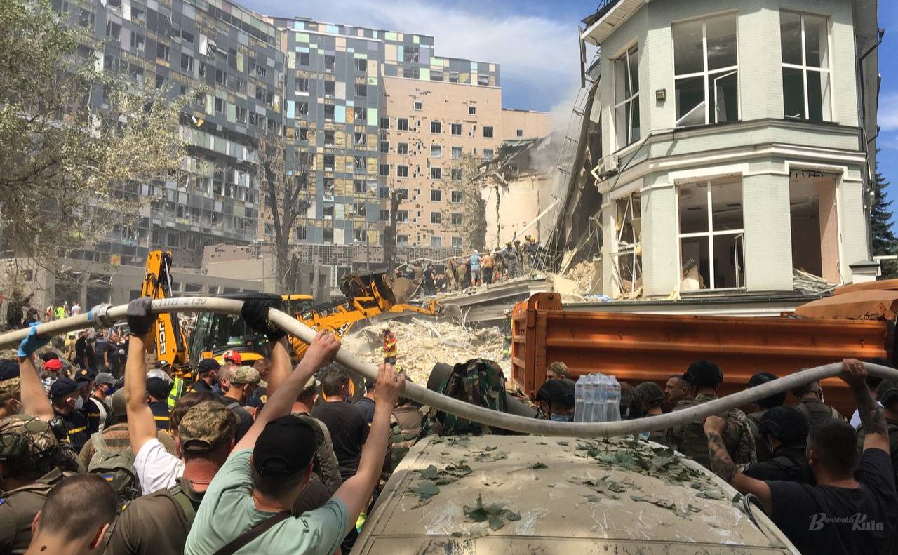 Новости Днепра про Из-под завалов Охматдета достали двоих детей и их маму