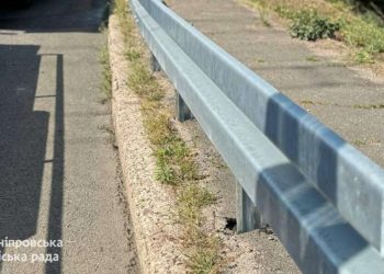 Колесовідбійний брус встановлюють на Кайдацькому мосту у Дніпрі | АВТО НОВИНИ |