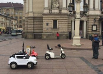 Мер Львова створив робочу групу для боротьби з дитячими машинками