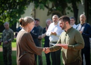 Переселенка, яка нині мешкає на Черкащині, отримала паспорт з рук президента України — Новости Черкасс