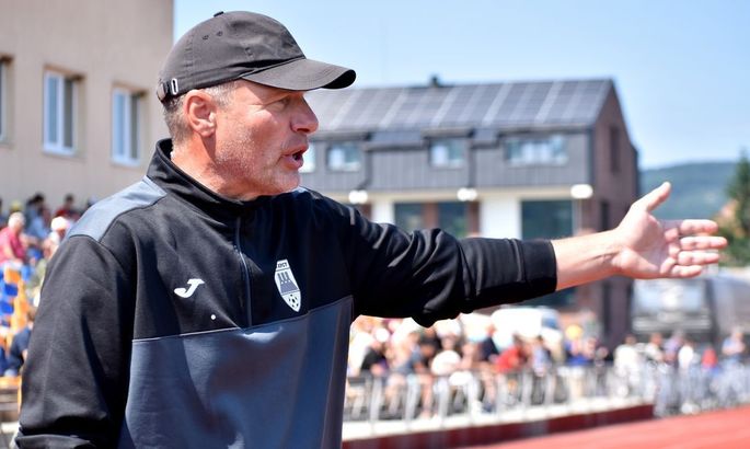 Тренер Хуста: На цю секунду клуб у невизначеності