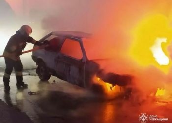 У Червоній Слободі під час руху спалахнув автомобіль — Новости Черкасс