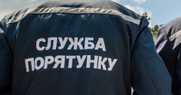 У Херсоні окупанти скинули вибухівку на цивільне авто, а від повторного обстрілу постраждав рятувальник