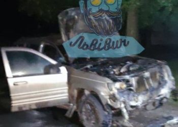 Вночі у Львові згорів військовий позашляховик