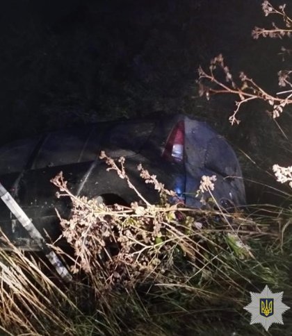 72-річного пасажира госпіталізували через ДТП: водій злетів у кювет