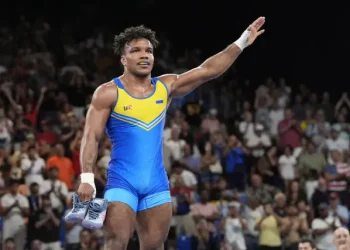 Беленюк не потис руку Гутцайту на зустрічі олімпійців з Парижа на київському вокзалі | Боротьба |