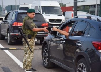 Хто з чоловіків зможе виїхати за кордон у серпні і які документи потрібні