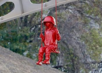 На Майдані Незалежності встановили ще одну скульптуру Коломіни