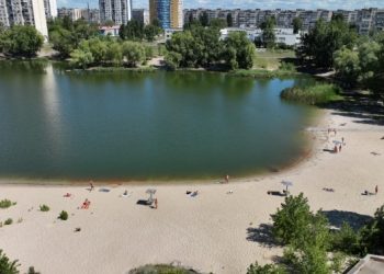 На Оболоні очистили узбережжя озера Біле