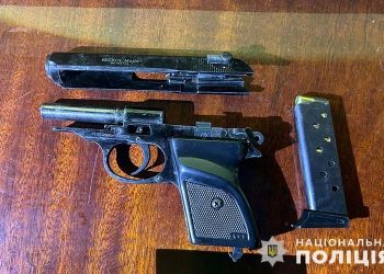 Погрожував зброєю людям – у Тернополі затримали чоловіка