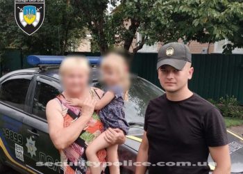 Поліцейські охорони повернули додому трирічну дівчинку, мама була в нетверезому стані — Новости Черкасс