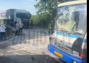 Рейсовий автобус потрапив в потрійну ДТП у селищі біля Львова: вісім пасажирів госпіталізували