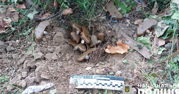 Російське замінування вулиці Херсона. Фото: Поліція Херсонської області.