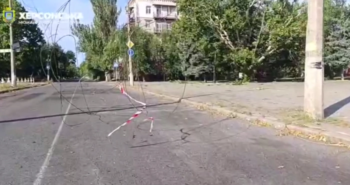 Обірвана внаслідок російських обстрілів контактна мережа в Херсоні