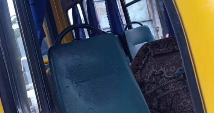 Наслідки обстрілу автобуса. Фото: Херсонська МВА/Telegram.