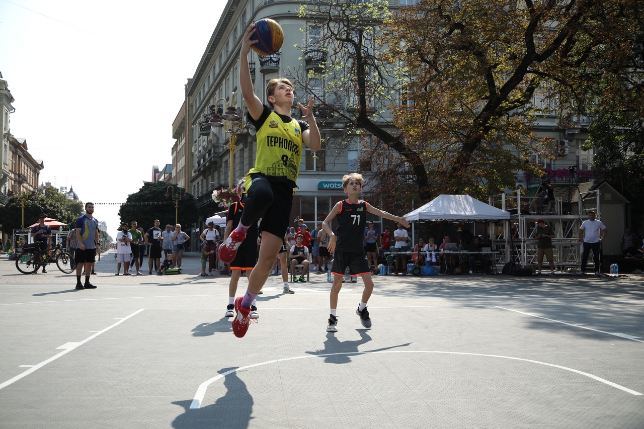 В Івано-Франківську стартував тур чемпіонату України з баскетболу 3х3 в категоріях U-18 та U-16: фотогалерея