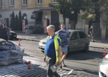 Внаслідок ДТП з Tesla у Львові утворився затор і змінював маршрут трамвай №6: є потерпіла