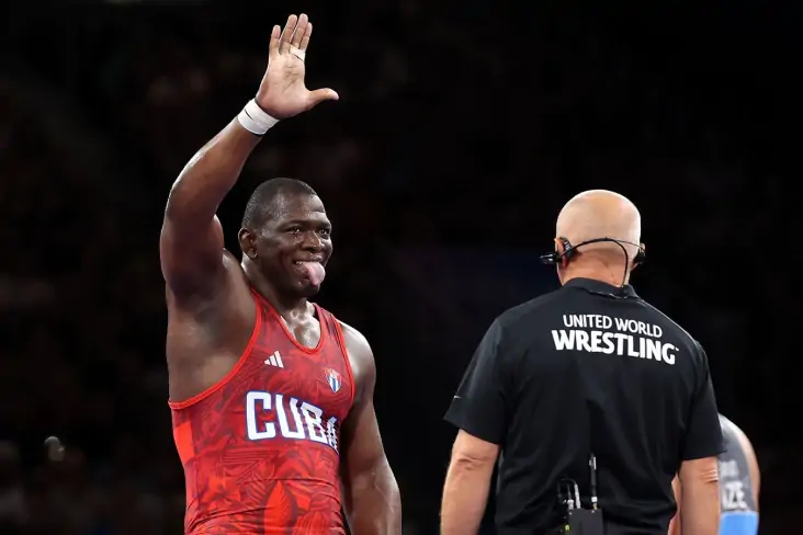 Легендарний борець висунувся з прапором з літака, коли повертався з Олімпіади у Парижі