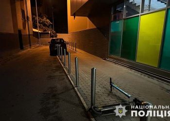 Біля торговельного центру у Тернополі авто збило юнака