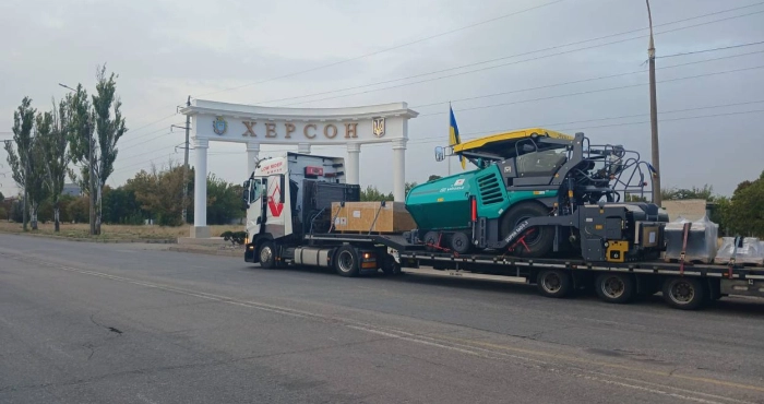 Асфальтоукладач для Херсонської громади. Фото: Роман Мрочко/Telegram.