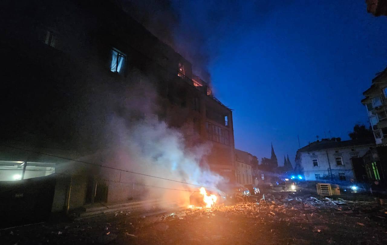 Новости Днепра про Изуродованные школы и жилые дома: в результате атаки на Львов есть погибшие, среди пострадавших - дети