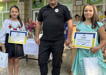 Поліцейські Умані відзначили двох дівчаток, які попередили лісову пожежу  — Новости Черкасс
