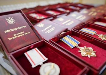 Табурець передав родинам захисників посмертні нагороди — Новости Черкасс