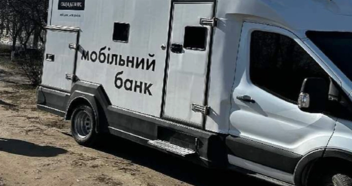 Пересувний мобільний банк. Фото: Херсонська обласна військова адміністрація/Telegram.
