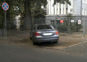 Водій “Mercedes” заблокував вʼїзд до навчального закладу на вул. Левка Лук’яненка | АВТО НОВИНИ |