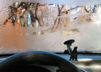 Запотівання внутрішнього скла в автомобілі: експерти поділилися дієвим лайфхаком зі шкарпетками |