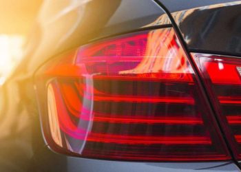 Чому в Україні не можна їздити з червоними поворотниками: експерти пояснили | АВТО НОВИНИ |