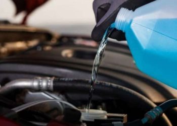 Поради для водіїв: яких рекомендацій варто дотримуватися при заміні антифризу в авто | АВТО НОВИНИ |