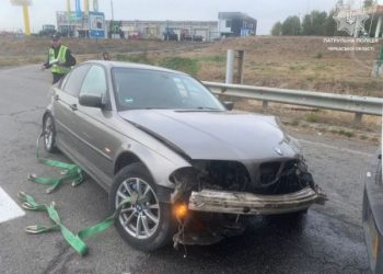 Водій авто BMW поблизу Умані наїхав на відбійник — Новости Черкасс