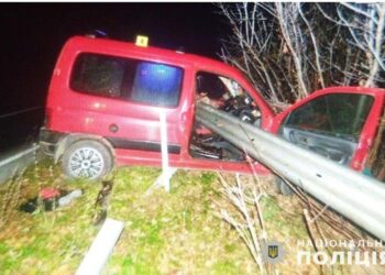 Залізний відбійник прошив машину наскрізь: жахлива ДТП на Тернопільщині | Терміново новини Тернополя